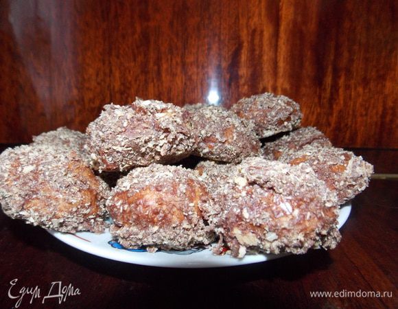 Приготовление:
Маргарин натереть на крупную терку, растереть желтки. Добавить сметану, соду, муку. Замесить тесто. Скатать шарики диаметром 4 см. Выложить шарики на посыпанный мукой противень и выпекать 30-40 минут. Сварить глазурь. Вафли натереть на крупной терке. Готовые шарики обмакнуть сначала в теплой глазури,а затем обвалять в вафле. Готовое печенье поставить в холодильник на 20-30 минут.