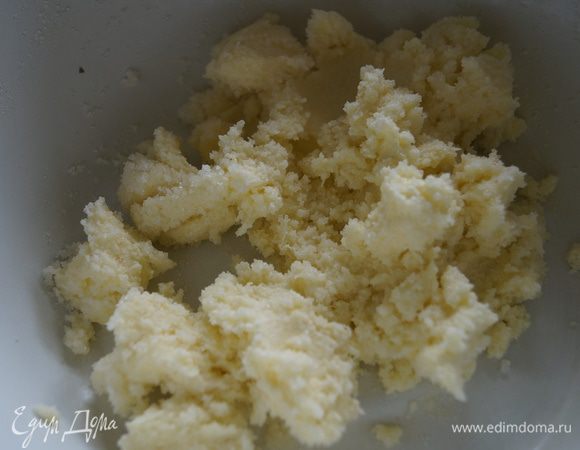 Сначала займемся кексом: сливочное масло растереть с сахаром