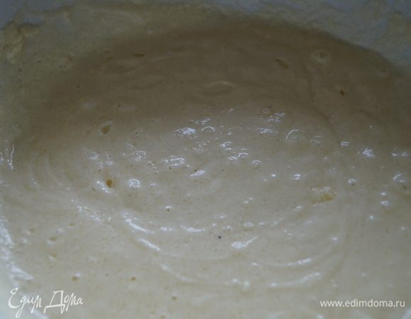 К масляно-сахарной смеси добавить по одному яйца, каждый раз хорошо взбивая