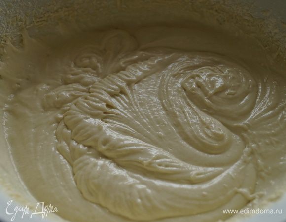 После этого влить молоко, лимонный сок, сливки, добавить имбирь и снова хорошо взбить. В отдельной чаше смешать муку с разрыхлителем и небольшими порциями добавлять к сливочно-молочной массе, каждый раз взбивая до гладкой массы.