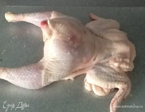 Разделываем курицу:грудку нарезаем пластинами,отбиваем,солим и приправляем приправами,оставшееся мясо отделяем от костей и режем на небольшие кусочки.