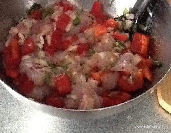 Режим перец и лук,смешиваем с кусочками курицы,солим, перчим.