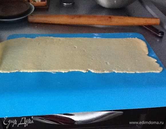 Вырезаем из теста  2 прямоугольника,и наши заготовки укладываем в формы,скрепляем донышко и бока,дело это не очень легкое,т.к. бумажная форма все время гнулась  и тесто заваливалось.