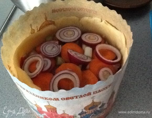 Выкладываем в наши формы курицу с овощами,чередуя с пластинками курицы.В оригинальном рецепте еще был лук порей,но за не имением данного я использовала красный салатный лук и сверху положила кружочки моркови.