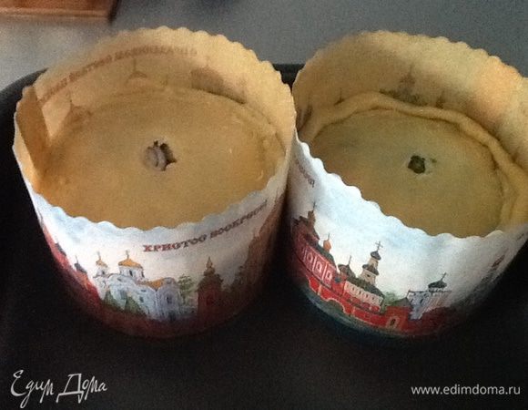 Из оставшегося теста вырезаем  крышечки,делаем в центре маленькие отверстия и накрываем  нашу начинку.Выпекаем "куличики" при 200 гр.  30 минут,далее снижаем до 180 и еще минут 45. Готовые куличи остужаем,украшаем сметаной и резанной зеленью.Зовем близких на наше жаркое! Всем светлого праздника!