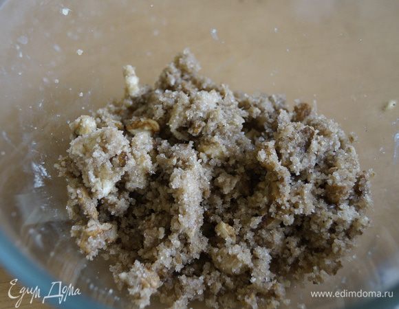 Для топпинга: смешать, в отдельной чаше, грецкие орехи с сахаром, сливочным маслом, имбирем и корицей, убрать в холодильник минут на 10.