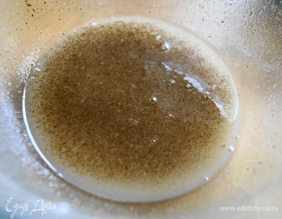 Для глазури: Смешать сахарную пудру с молоком, корицей и душистым перцем