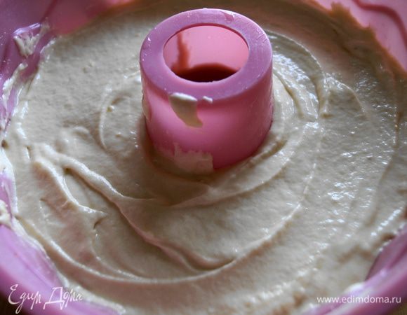 Сверху выложить тесто на 3/4 высоты формы и поставить выпекать в разогретую до 180 градусов духовку на 1 час