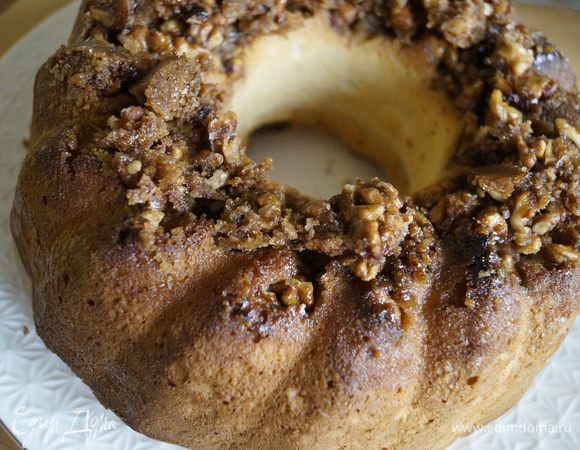 Готовый кекс аккуратно вытащить из формы перевернув его на блюдо, дать остыть