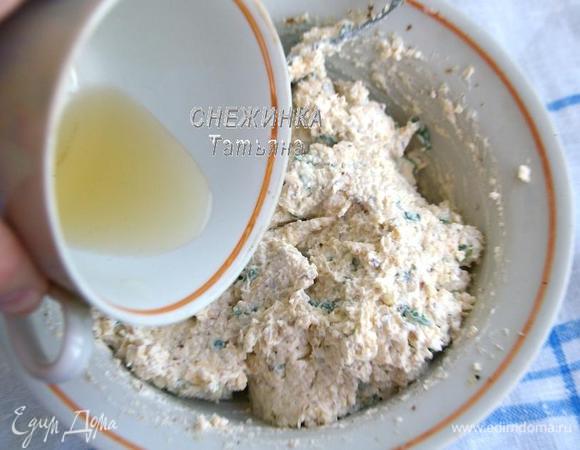 Соединяем все ингредиенты для начинки, в сметану добавляем сыр, орехи, лук. Желатин замачиваем в холодной воде, чтобы она чуть прикрывала его, даём набухнуть. Распускаем на водяной бане, процеживаем через мелкое ситечко и добавляем  в начинку. Всё перемешиваем.