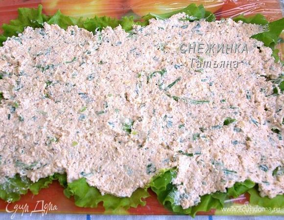 Сверху распределяем начинку. Она хорошо «клеится» к салату, когда намазываешь начинку ложкой.