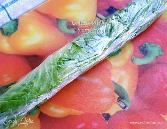 При помощи плёнки сворачиваем достаточно плотный рулет. Оборачиваем его той же пищевой плёнкой и отправляем в холод на 1-1,5 часа, чтобы рулет схватился.