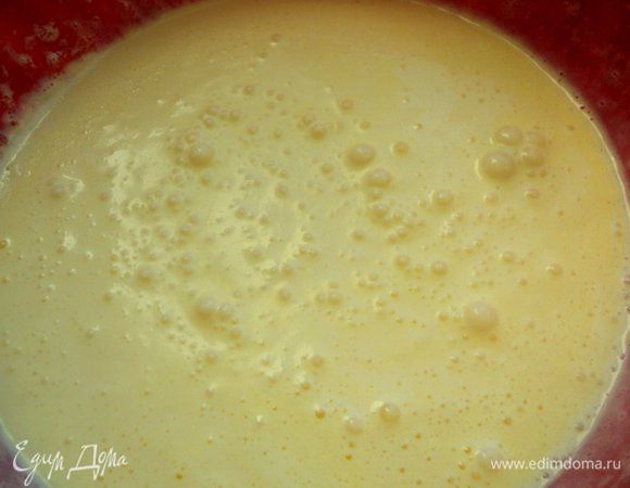 Взбить яйца с сахаром до побеления и увеличения массы в 2 раза, добавить сметану, растопленное сливочное масло, перемешать.