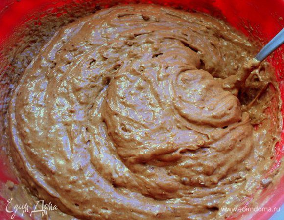 Муку смешать с разрыхлителем теста, какао и добавить в к жидкой части. Перемешать, тесто по консистенции – как густая сметана.