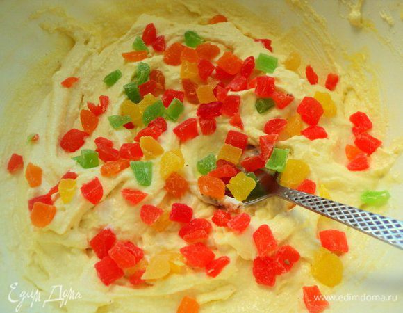 Творожная начинка: творог лучше брать пастообразный, если творог домашний – пропустить через мясорубку. К творогу добавить сметану, яйца, сахар, ванильный сахар, манку и хорошо взбить. Добавить порезанные кубиками цукаты, перемешать.