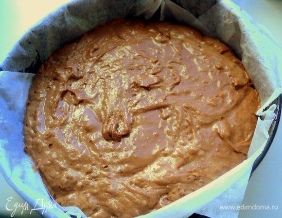 Разъемную форму (Ф-23 см)  застелить бумагой для выпечки и смазать маслом. Вылить шоколадное тесто.