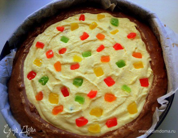 Сверху, не доходя до краев, равномерно выложить творожную начинку. Сверху можно разложить цукаты.