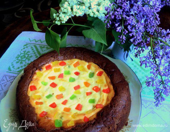 Выпекать при температуре 180 градусов 40-45 минут. Снять с ватрушки разъемное кольцо и охладить 3-4 часа (бумагу можно не снимать, чтобы не деформировать ватрушку).