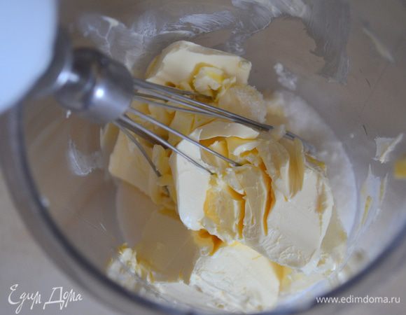 Мягкое сливочное масло (комнатной температуры) взбить в пышную и белую  массу с сахаром