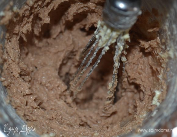 к масляной смеси добавляем жидкий шоколад и цедру и взбиваем еще раз!