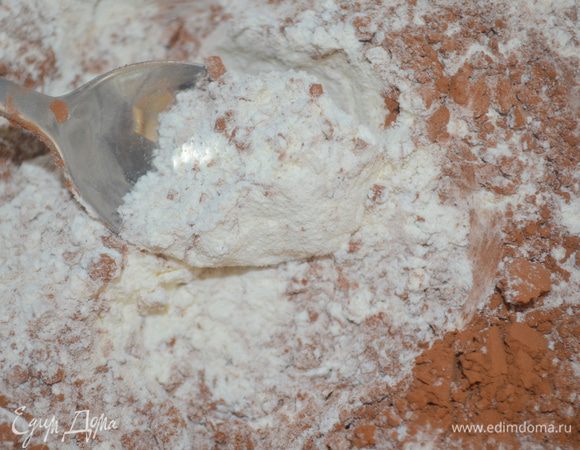 в отдельной миске смешать какао, муку, разрыхлитель, перемешать