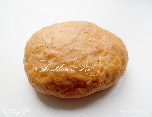Из вышеперечисленных продуктов замесить тесто. Завернуть его в пленку и положить в холодильник на 15 минут