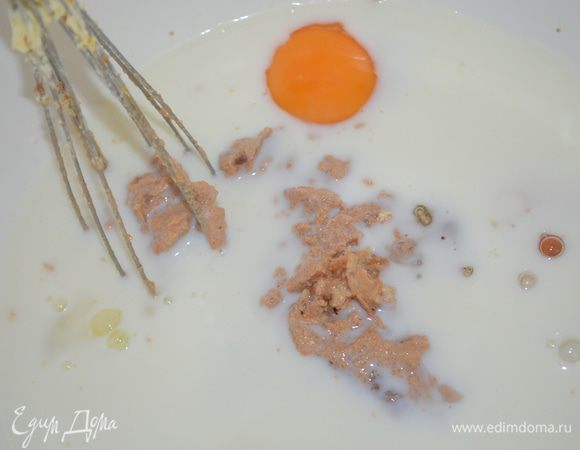 в масляную смесь вливаем молоко и яйца и все взбиваем еще раз