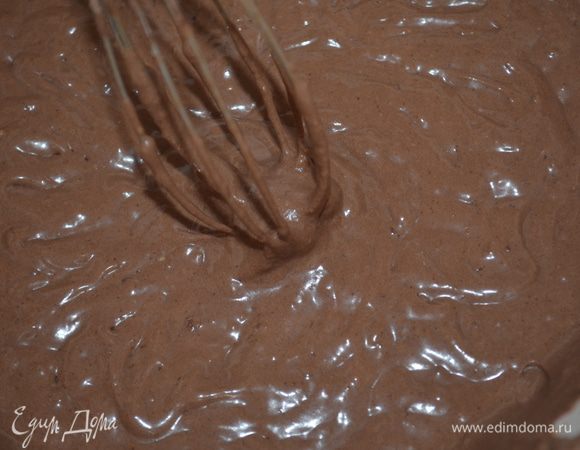 просеиваем в эту смесь сухие ингредиенты и взбиваем все вместе, до однородного и гладкого теста. Оно должно быть без комочков. 