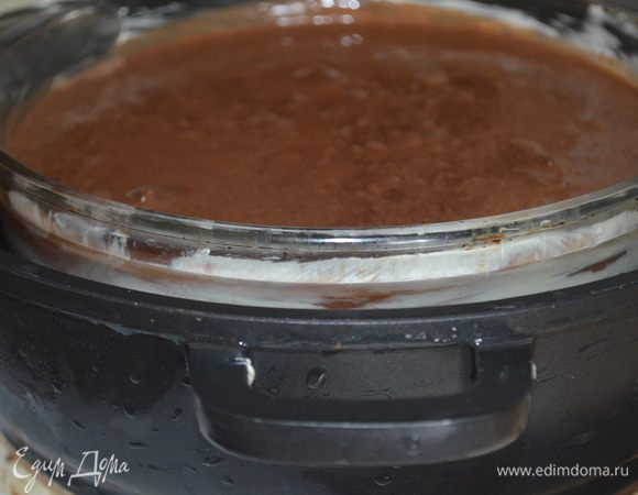 теперь надо соорудить вот такую конструкцию...то есть одна форма ставится в другую - у меня стеклянная 22 см и металлическая 28 см. Стеклянную я смазала маслом и в нее выливается все тесто (объем 1,3 литра жидкого теста). в первую форму налить на половину воду, т е форма с тестом, погружается в воду наполовину. 