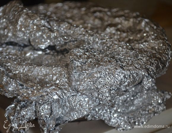 простите за это ужасное фото...ну никак не могла сфотать...заранее, перед тем как погружать одну форму в другую - маленькую с тестом надо плотно закрыть фольгой! я специально поменяла шаги,чтобы было видно как должно получится!