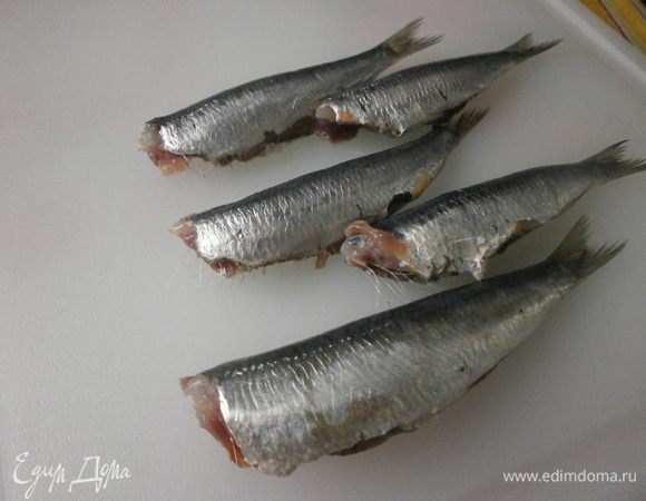 Сардины очистить. Для более мелкой можно обойтись только удалением головы и внутренностей. Рыбу крупнее желательно избавить от хребта. Подготовленную и помытую рыбу обсушить бумажным полотенцем.