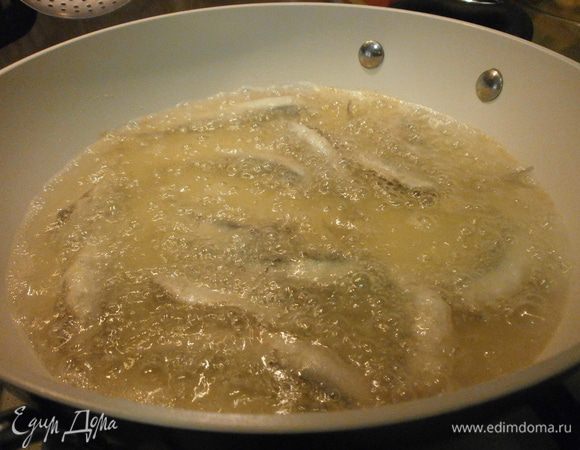 Обвалять в муке и обжарить в растительном масле