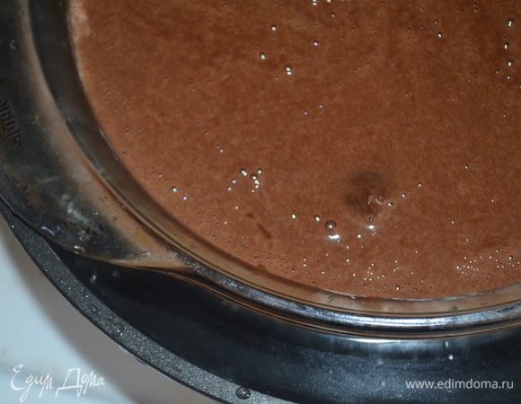 ставим на плиту и включаем, доводим до кипения и уменьшаем огонь до среднего. Вода должна кипеть немного, быть активной, но не сильно. Варим...следим чтобы вода не выкипела! я подливала 2 раза...уровень вды не должен меняться! 