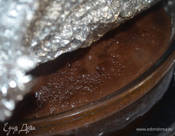 так варим 1,5 часа...мне стало жутко любопытно что там и я залезла..ну и сфотала для вас) масса затвердела, но в тоже время осталась влажной и блестящей...