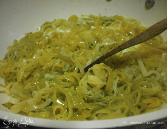 Лук нарезать кольцами и опустить на 20 минут в холодную воду. Достать. хорошо отцедить от воды. можно сжать руками, чтобы вода лучше стекла. На дно сковороды налить оливковое масло. Выложить лук, добавить сахар, соль, уксус и тушить на медленном огне 30-35 минут. Лук должен стать мягким и прозрачным. Изюм залить небольшим количеством воды.