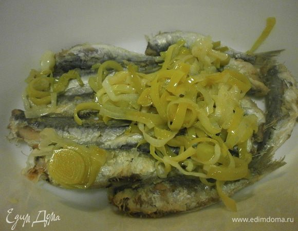 Берём посуду с высоким ботом. На дно выкладываем слой сардин. Покрываем слоем лука. Посыпаем изюмом (предварительно слить воду и отжать), орешками. Чередуем слои рыбы и лука.