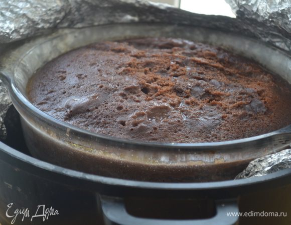 через полтора часа снять с плиты, и остудить в форме - торт ужмется и его легко будет достать. Я просто ножом прошлась вдоль краев и перевернула на тарелку...