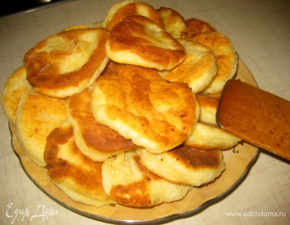 Творожники:

Все ингредиенты смешать и слепить колбаску. Затем нарезать на кружочки толщиной 2 см и слегка приплюснуть. Выпекать на подсолнечном масле без запаха с двух сторон под крышкой, пока наши творожники не станут золотыми. Примерно 2-5 минут с каждой стороны.
