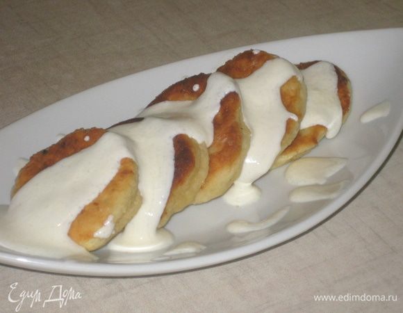 Сметанный крем:

Сметану и сахар взбить. творожники складывать в кастрюльку переливаю кремом. И оставить на 12 часов, пропитываться. Затем можно кушать!