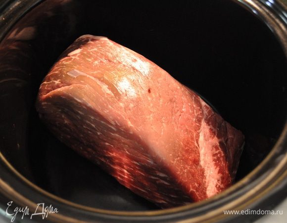Положить ростбиф 1,5-2 кг в медленноварку (слоукукер).
