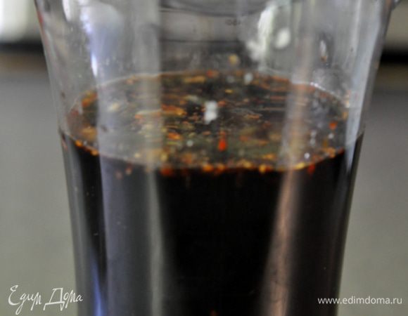 Смешаем все перечисленные ингредиенты в отдельной емкости. Чеснок порубить. Говяжий бульон 1 стакан. Бальзамический уксус 1/2 стакана.