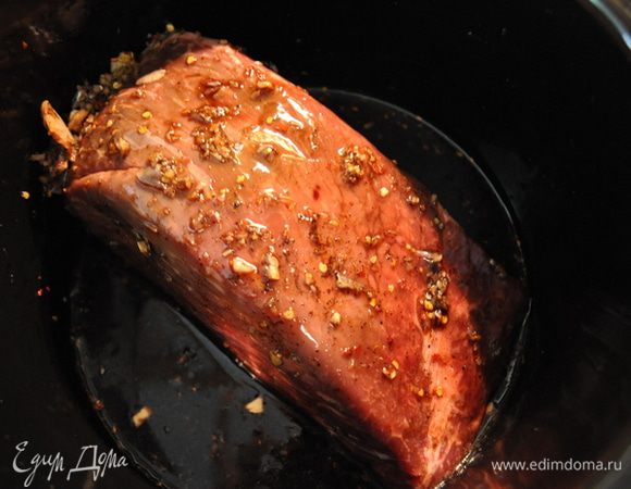 Выльем это поверх ростбифа. Закроем крышкой и готовим 4 часа на скором режиме или 8 час. на медленном.