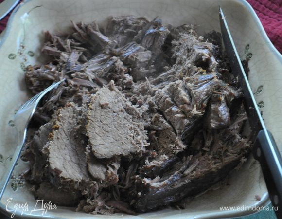 Мясо хорошо распадается на кусочки при прикосновение ножа. Подаем с соусом и гарниром.