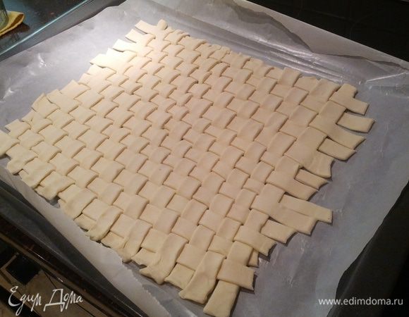 готовый "коврик" смазываем желком и молоком, присыпаем сахаром с натуральной ванилью (или саханой пудрой с ванилью, также можно присыпать корицей). Вырезаем из "коврика" при помощи обычной кружки кружочки.