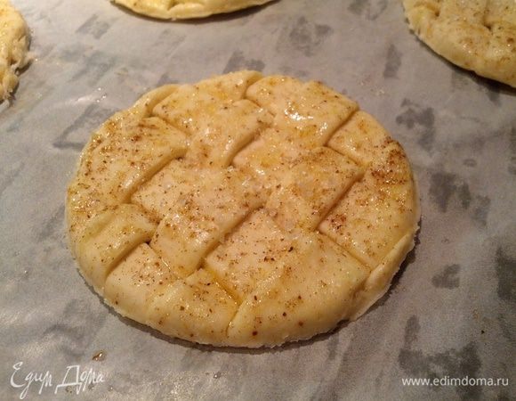 получаются вот такие кружочки. остатки (ту часть "коврика" между кружками) я испекла на отдельном противне - было так же вкусно и приятно взгляду :)