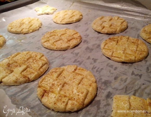 отправляем в духовку печеньки на 8-10  минут до золотистой корочки.
подавать с чаем или молоком :)