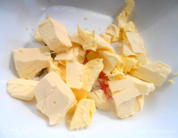 Для теста (ему надо будет постоять в холодильнике!) нужно вначале порубить холодное масло ножом... 