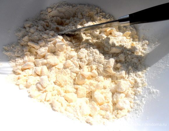 Всыпаем первый стакан муки и продолжаем рубить...