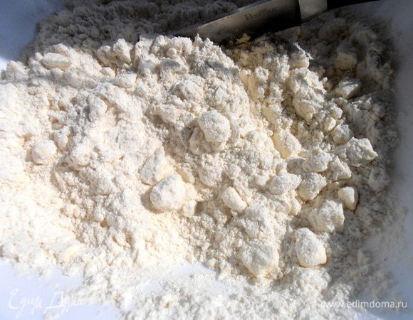 Затем второй стакан муки смешиваем с маслом+соль.