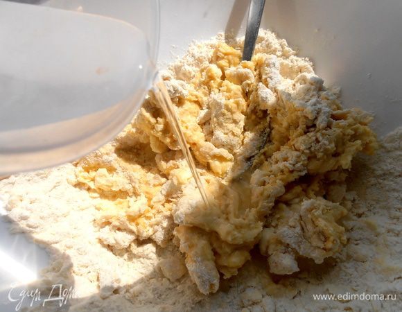 Вливаем ледяную воду и снова замешиваем.